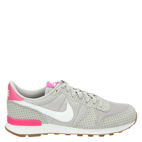 nike schoenen dames legergroen|nike noppen damesschoenen.